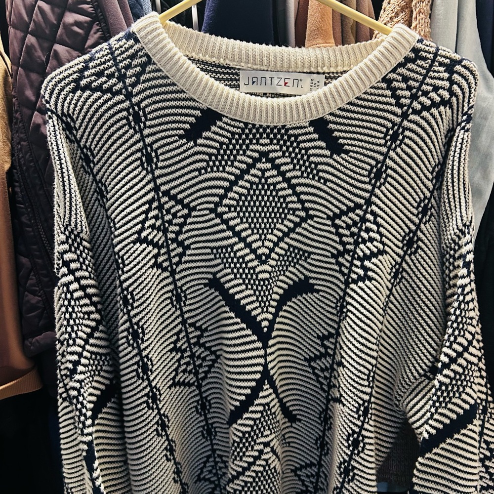 Jantzen Patterned Women's Sweater. Size Large. Cream & Navy. - Picture 2 of 3